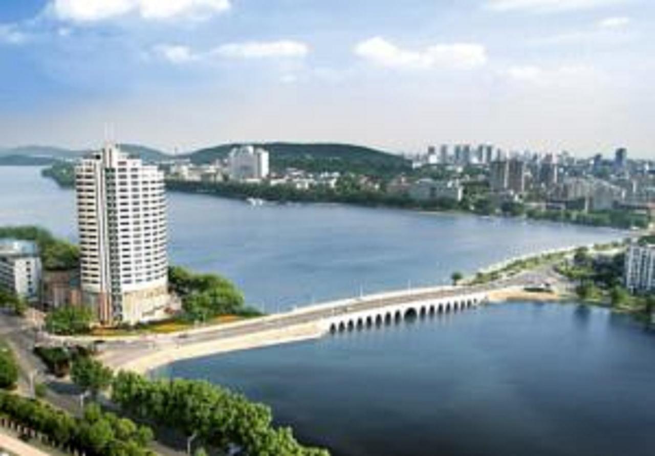 Hongyi Hotel Ухань Экстерьер фото