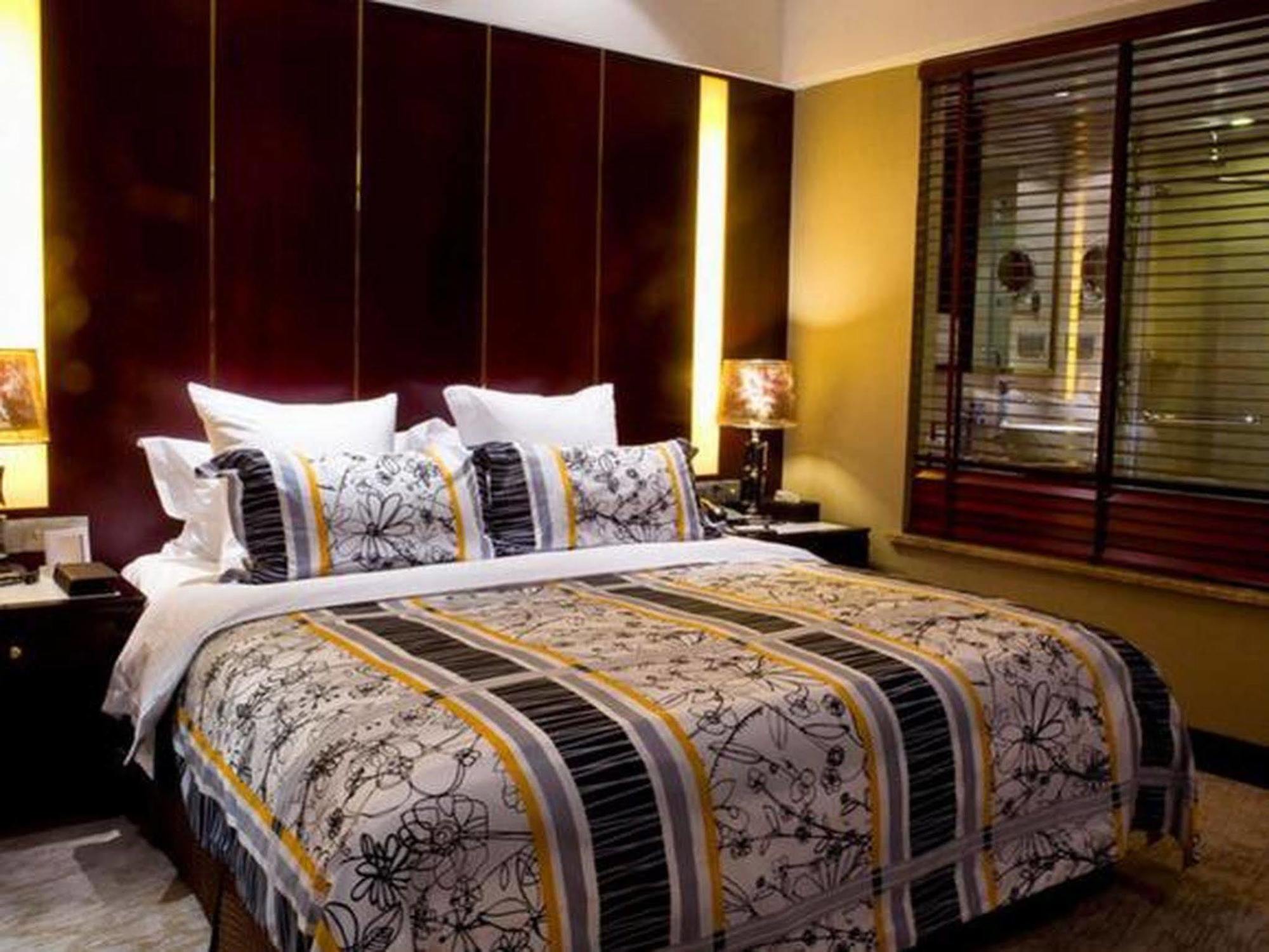 Hongyi Hotel Ухань Экстерьер фото