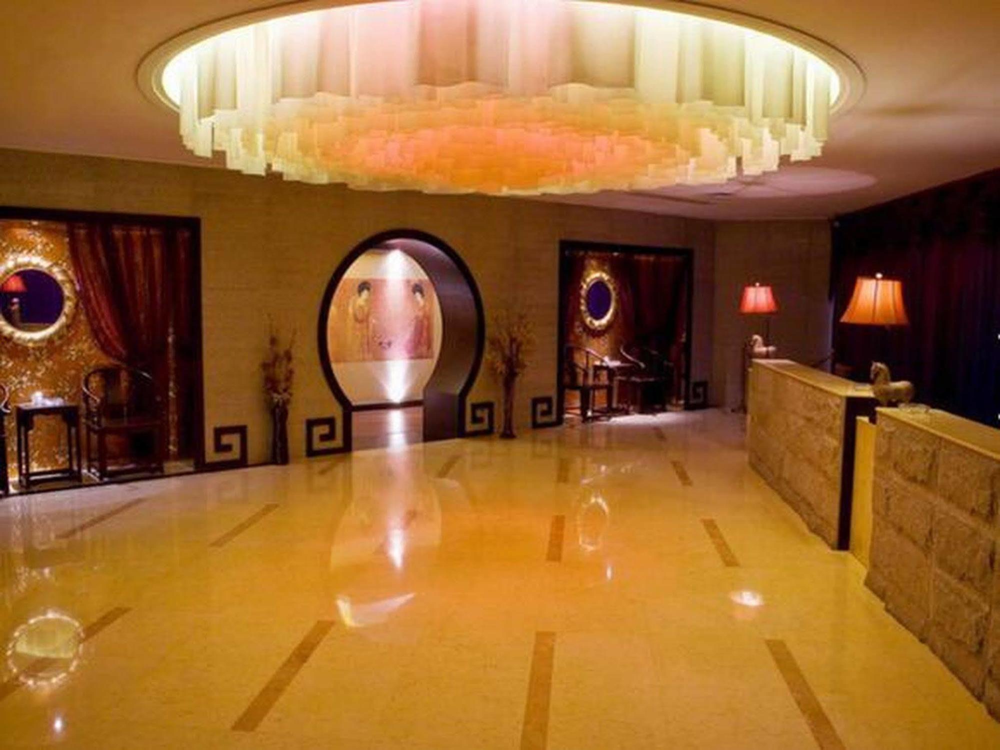 Hongyi Hotel Ухань Экстерьер фото